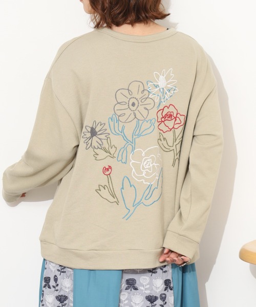 Emago(イマゴ)の「EMAGO ライン花刺繍プルオーバー(スウェット・レディース・ベージュ/ブルー/ブラック・FREE)」の1枚目の写真