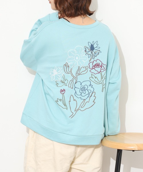 Emago(イマゴ)の「EMAGO ライン花刺繍プルオーバー(スウェット・レディース・ベージュ/ブルー/ブラック・FREE)」の3枚目の写真