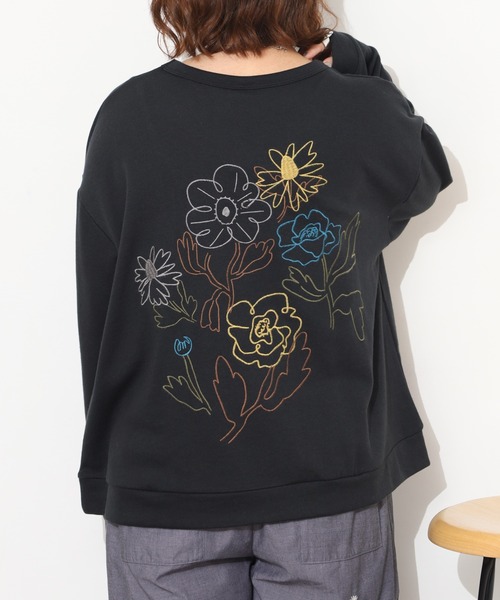 Emago(イマゴ)の「EMAGO ライン花刺繍プルオーバー(スウェット・レディース・ベージュ/ブルー/ブラック・FREE)」の13枚目の写真