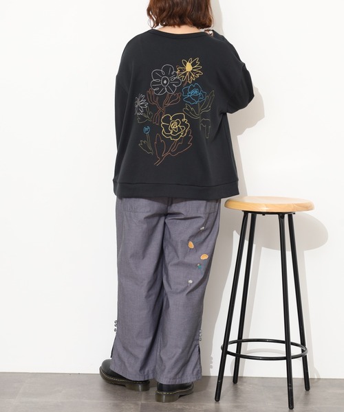 Emago(イマゴ)の「EMAGO ライン花刺繍プルオーバー(スウェット・レディース・ベージュ/ブルー/ブラック・FREE)」の16枚目の写真
