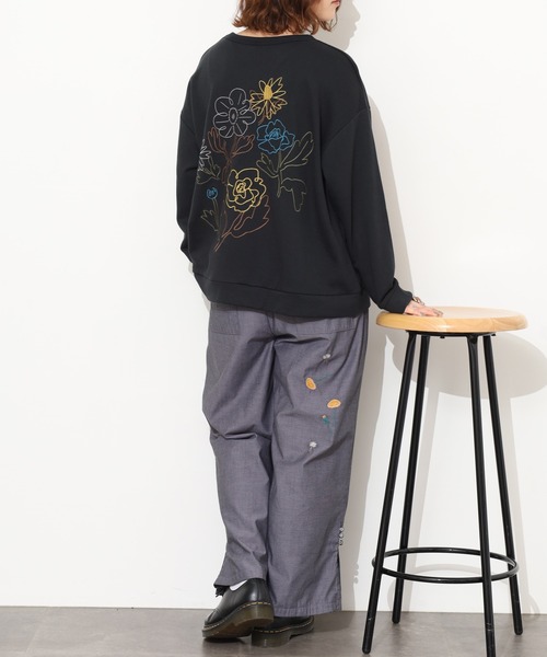 Emago(イマゴ)の「EMAGO ライン花刺繍プルオーバー(スウェット・レディース・ベージュ/ブルー/ブラック・FREE)」の17枚目の写真