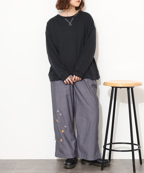 Emago(イマゴ)の「EMAGO ライン花刺繍プルオーバー(スウェット・レディース・ベージュ/ブルー/ブラック・FREE)」の14枚目の写真