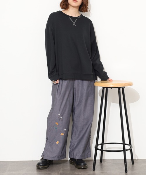 Emago(イマゴ)の「EMAGO ライン花刺繍プルオーバー(スウェット・レディース・ベージュ/ブルー/ブラック・FREE)」の15枚目の写真