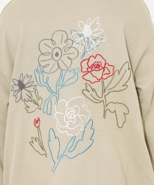 Emago(イマゴ)の「EMAGO ライン花刺繍プルオーバー(スウェット・レディース・ベージュ/ブルー/ブラック・FREE)」の6枚目の写真