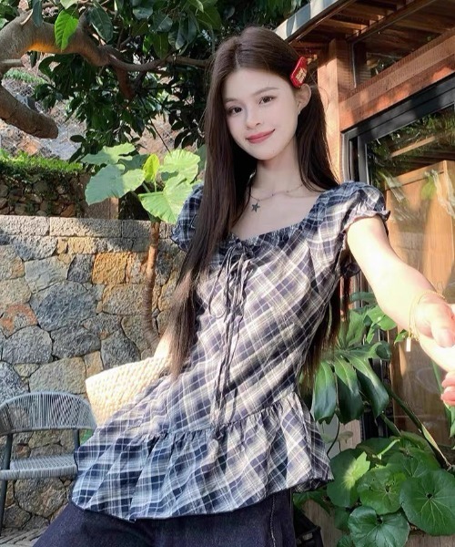 Alvia(アルビア)の「リボンネック×フリルデザインチェックトップス(その他トップス・レディース・ネイビー・M)」の13枚目の写真