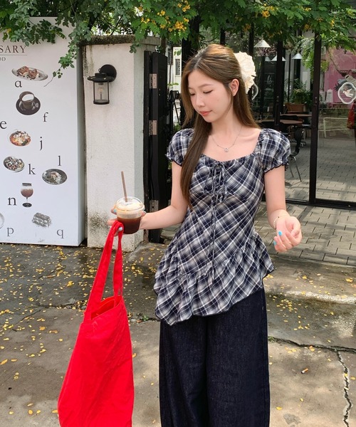 Alvia(アルビア)の「リボンネック×フリルデザインチェックトップス(その他トップス・レディース・ネイビー・M)」の2枚目の写真