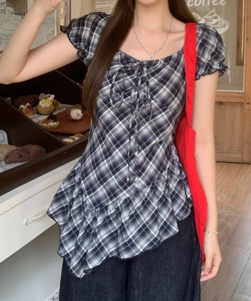 Alvia(アルビア)の「リボンネック×フリルデザインチェックトップス(その他トップス・レディース・ネイビー・M)」の9枚目の写真