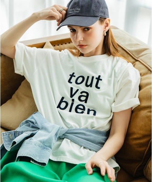Maison INNESS(メゾンアイネス)の「綿100%立体ロゴ刺しゅうルーズシルエットこなれTシャツ<大きいサイズ有>(Tシャツ/カットソー・レディース・モカ/オフホワイト/チャコールグレー・S/M/L/LL/3L/4L/5L)」の1枚目の写真