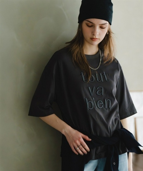 Maison INNESS(メゾンアイネス)の「綿100%立体ロゴ刺しゅうルーズシルエットこなれTシャツ<大きいサイズ有>(Tシャツ/カットソー・レディース・モカ/オフホワイト/チャコールグレー・S/M/L/LL/3L/4L/5L)」の2枚目の写真