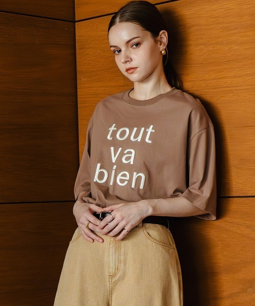 Maison INNESS(メゾンアイネス)の「綿100%立体ロゴ刺しゅうルーズシルエットこなれTシャツ<大きいサイズ有>(Tシャツ/カットソー・レディース・モカ/オフホワイト/チャコールグレー・S/M/L/LL/3L/4L/5L)」の3枚目の写真