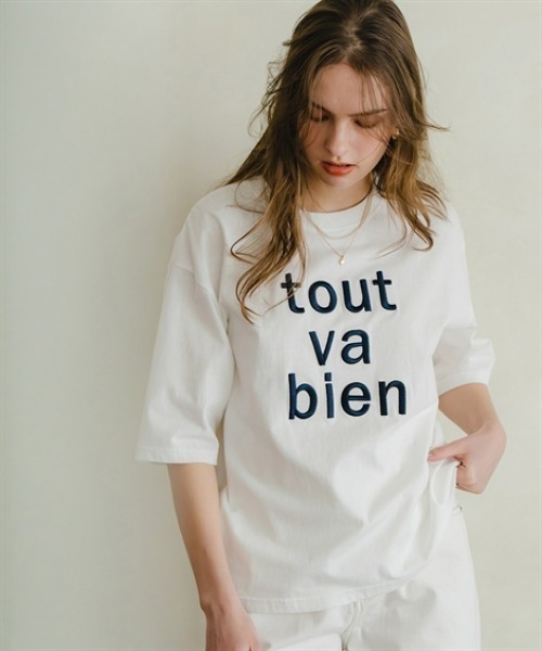 Maison INNESS(メゾンアイネス)の「綿100%立体ロゴ刺しゅうルーズシルエットこなれTシャツ<大きいサイズ有>(Tシャツ/カットソー・レディース・モカ/オフホワイト/チャコールグレー・S/M/L/LL/3L/4L/5L)」の4枚目の写真