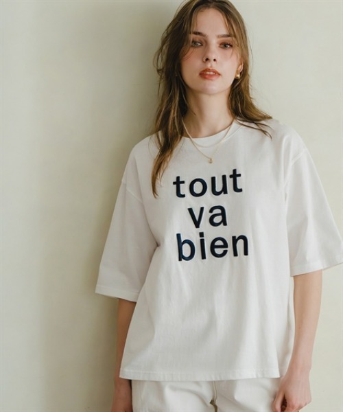 Maison INNESS(メゾンアイネス)の「綿100%立体ロゴ刺しゅうルーズシルエットこなれTシャツ<大きいサイズ有>(Tシャツ/カットソー・レディース・モカ/オフホワイト/チャコールグレー・S/M/L/LL/3L/4L/5L)」の5枚目の写真