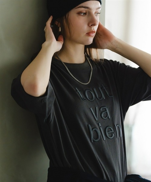 Maison INNESS(メゾンアイネス)の「綿100%立体ロゴ刺しゅうルーズシルエットこなれTシャツ<大きいサイズ有>(Tシャツ/カットソー・レディース・モカ/オフホワイト/チャコールグレー・S/M/L/LL/3L/4L/5L)」の7枚目の写真