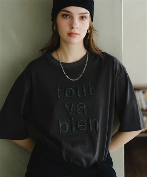 Maison INNESS(メゾンアイネス)の「綿100%立体ロゴ刺しゅうルーズシルエットこなれTシャツ<大きいサイズ有>(Tシャツ/カットソー・レディース・モカ/オフホワイト/チャコールグレー・S/M/L/LL/3L/4L/5L)」の8枚目の写真