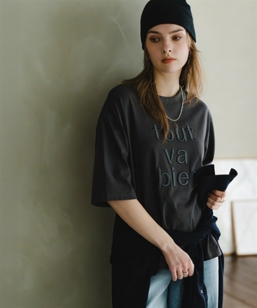 Maison INNESS(メゾンアイネス)の「綿100%立体ロゴ刺しゅうルーズシルエットこなれTシャツ<大きいサイズ有>(Tシャツ/カットソー・レディース・モカ/オフホワイト/チャコールグレー・S/M/L/LL/3L/4L/5L)」の10枚目の写真