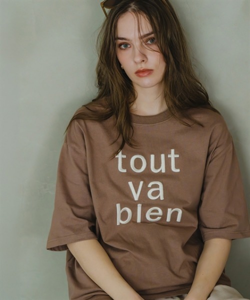 Maison INNESS(メゾンアイネス)の「綿100%立体ロゴ刺しゅうルーズシルエットこなれTシャツ<大きいサイズ有>(Tシャツ/カットソー・レディース・モカ/オフホワイト/チャコールグレー・S/M/L/LL/3L/4L/5L)」の11枚目の写真