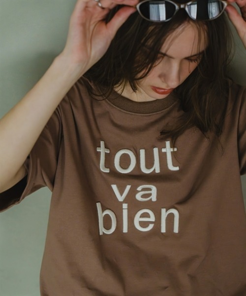 Maison INNESS(メゾンアイネス)の「綿100%立体ロゴ刺しゅうルーズシルエットこなれTシャツ<大きいサイズ有>(Tシャツ/カットソー・レディース・モカ/オフホワイト/チャコールグレー・S/M/L/LL/3L/4L/5L)」の12枚目の写真