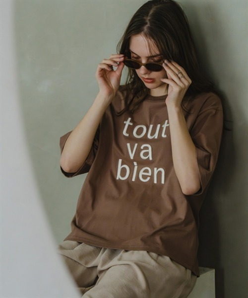 Maison INNESS(メゾンアイネス)の「綿100%立体ロゴ刺しゅうルーズシルエットこなれTシャツ<大きいサイズ有>(Tシャツ/カットソー・レディース・モカ/オフホワイト/チャコールグレー・S/M/L/LL/3L/4L/5L)」の14枚目の写真