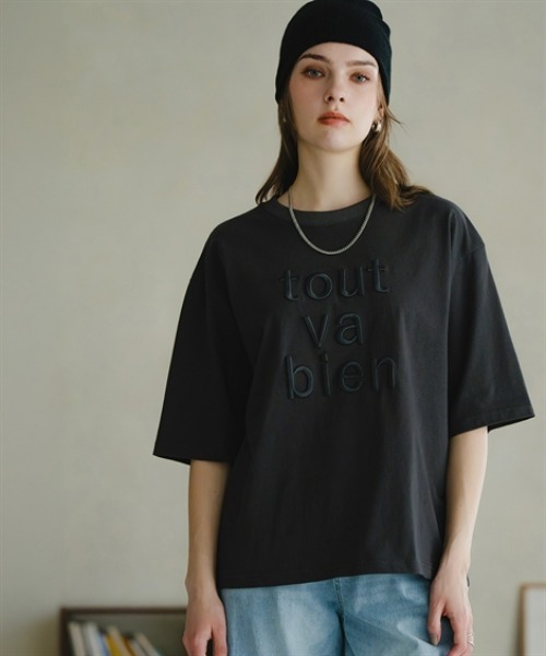 Maison INNESS(メゾンアイネス)の「綿100%立体ロゴ刺しゅうルーズシルエットこなれTシャツ<大きいサイズ有>(Tシャツ/カットソー・レディース・モカ/オフホワイト/チャコールグレー・S/M/L/LL/3L/4L/5L)」の16枚目の写真