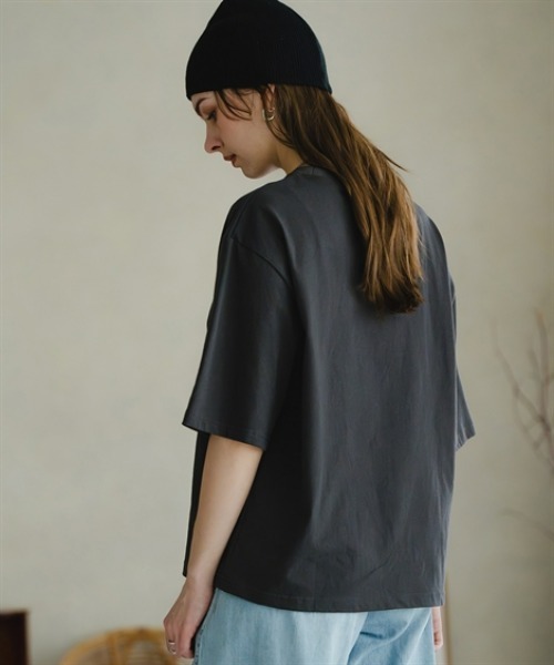 Maison INNESS(メゾンアイネス)の「綿100%立体ロゴ刺しゅうルーズシルエットこなれTシャツ<大きいサイズ有>(Tシャツ/カットソー・レディース・モカ/オフホワイト/チャコールグレー・S/M/L/LL/3L/4L/5L)」の17枚目の写真
