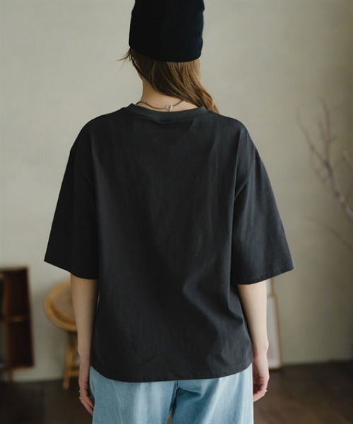 Maison INNESS(メゾンアイネス)の「綿100%立体ロゴ刺しゅうルーズシルエットこなれTシャツ<大きいサイズ有>(Tシャツ/カットソー・レディース・モカ/オフホワイト/チャコールグレー・S/M/L/LL/3L/4L/5L)」の18枚目の写真