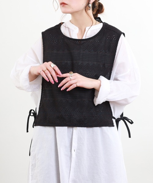 FUNALIVE(ファンアライブ)の「総刺繍ショートベスト(ベスト・レディース・アイボリー/ブラック/クリーム・M-L)」の2枚目の写真