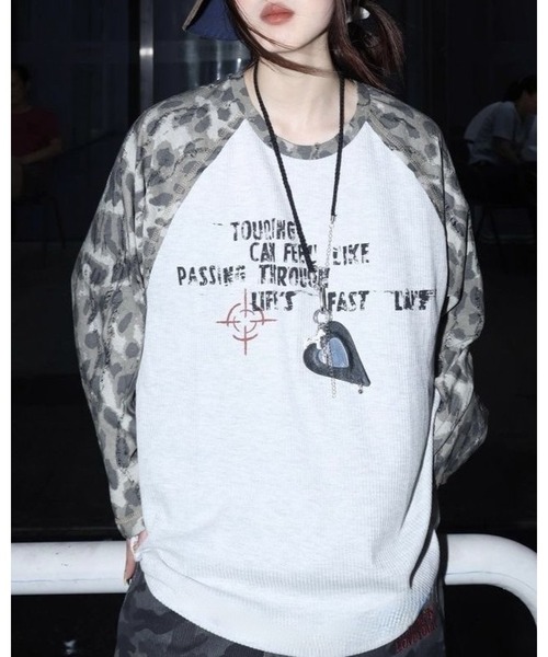 inst.ALL(インストール)の「ダメージ迷彩柄ラグランプリントルーズロンT(Tシャツ/カットソー・レディース・ライトグレー・M/L)」の2枚目の写真