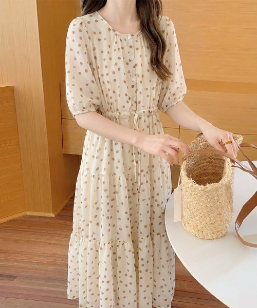 COCOMOMO(ココモモ)の「きゅんとする透け感 ドットシフォンワンピース パフスリーブ ワンピース ティアードワンピース シフォン ドット 水彩柄 半袖 ロングワンピース 春服 夏服(ワンピース・レディース・ピンク/ブラック/ベージュ・FREE)」の6枚目の写真