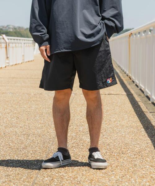 URBAN RESEARCH(アーバンリサーチ)の「Wide Dad GRAPHIC SHORTS WITH HATCH(その他パンツ・メンズ・ネイビー/オレンジ/ブラック・1/2)」の2枚目の写真