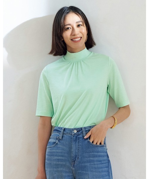 DoCLASSE( ドゥクラッセ)の「UVスラブ・ギャザーハイネックブラウスN/5分袖(Tシャツ/カットソー・レディース・ブラック×イエロー/ブルー系その他/キナリ/コーラル/グリーン系その他/ダークブルー/ミント/ライラック/ベージュ/グレー/ブルー・LL/S/M/L/3L)」の5枚目の写真