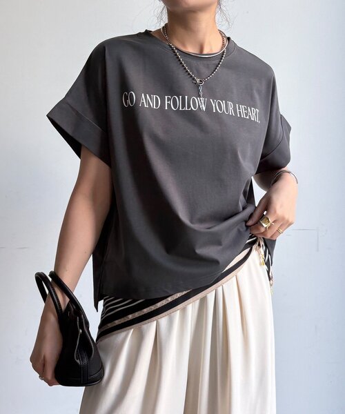 DouDou(ドゥドゥ)の「【WEB限定】ロールアップロゴプリントワイドTEE(Tシャツ/カットソー・レディース・チャコールグレー/レッド/オフホワイト・FREE)」の3枚目の写真