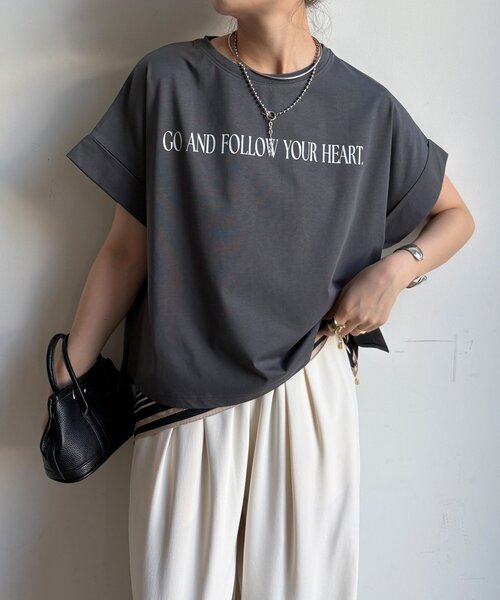 DouDou(ドゥドゥ)の「【WEB限定】ロールアップロゴプリントワイドTEE(Tシャツ/カットソー・レディース・チャコールグレー/レッド/オフホワイト・FREE)」の20枚目の写真
