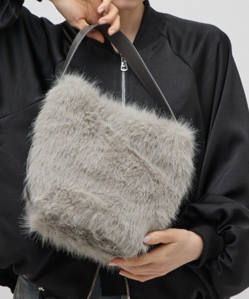 Lui's(ルイス)の「フェイクファーショルダーBAG(ショルダーバッグ・レディース・ベージュ/グレー/ブラック・FREE)」の2枚目の写真
