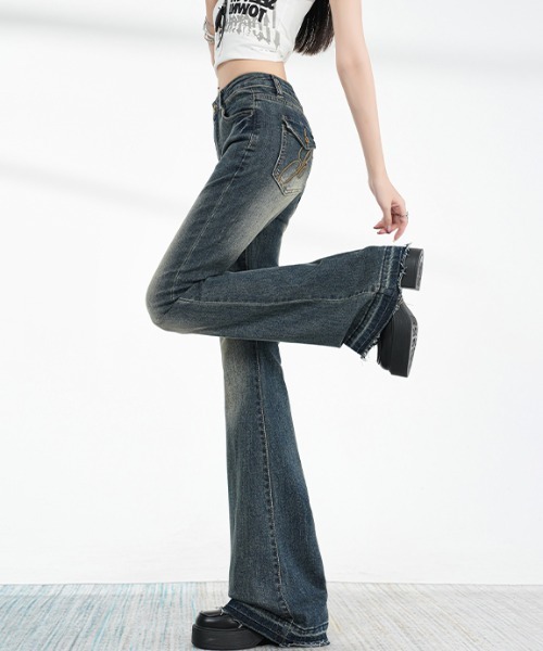 AMAJI(アマジ)の「ブーツカット フレア デニムパンツ(デニムパンツ・レディース・ブルー・SMALL/MEDIUM/LARGE/X-LARGE)」の3枚目の写真