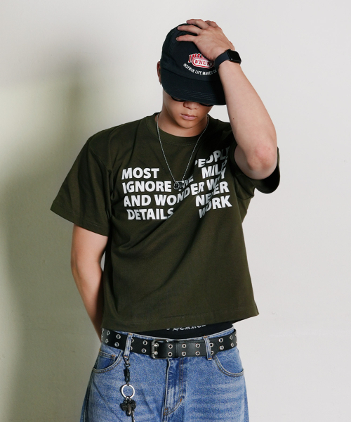 THE MILE(ザマイル)の「ピープルセンテンス クロップクルーネック_KHAKI(Tシャツ/カットソー・メンズ・その他・SMALL/MEDIUM/LARGE/X-LARGE)」の1枚目の写真