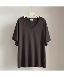 ゆったりとしたシルエットのVネックTシャツ