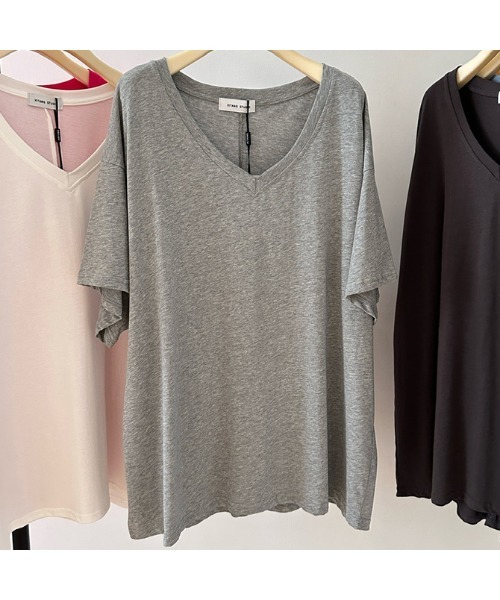 witch(ウイッチ)の「ゆったりとしたシルエットのVネックTシャツ(Tシャツ/カットソー・レディース・ブルー/ホワイト/ブラック/イエロー/ライトグレー/ダークグレー/ピンク・FREE)」の15枚目の写真