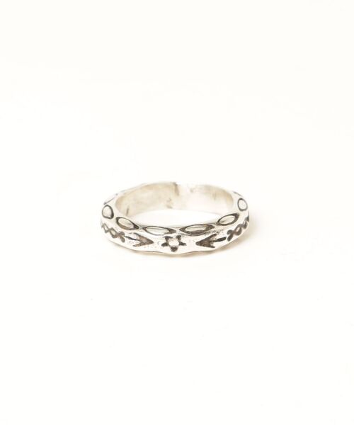 ERICKA NICOLAS BEGAY(エリッカ ニコラス ビゲイ)の「【ERICKA NICOLAS BEGAY】 NAVAJO STAMP RING SVRG HM 3DST(リング・メンズ・C/B/D/A・14号/12号/18号/10号)」の1枚目の写真