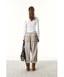 SMOOTH D LOGO KNIT PANTS IN ASH BEIGE