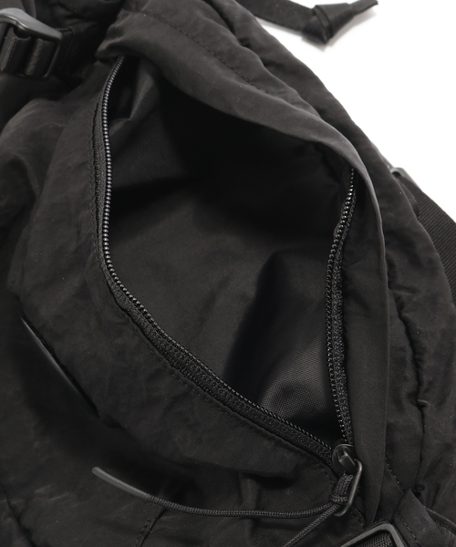 C.P. COMPANY(シーピーカンパニー)の「C.P.Company / シーピーカンパニー NYLON B WAISTBAG(ボディバッグ/ウエストポーチ・メンズ・ブラック・FREE)」の6枚目の写真