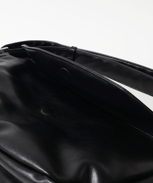 BEAMS HEART（ビームスハート）の「フェイクレザー ハーフムーン ショルダーバッグ（トートバッグ・メンズ・ブラック・ONE SIZE）」の5枚目の写真