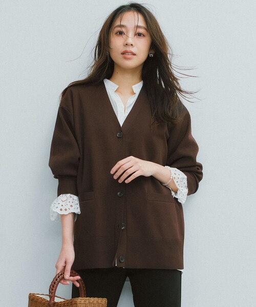 UNFILO(アンフィーロ)の「BEAUTY FORM KNIT Vカーディガン(ニット/セーター・レディース・ネイビー系/ブラック系/ダークブラウン系/ベージュ系・X-LARGE)」の3枚目の写真