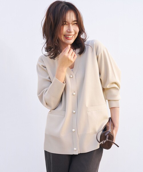UNFILO(アンフィーロ)の「BEAUTY FORM KNIT Vカーディガン(ニット/セーター・レディース・ネイビー系/ブラック系/ダークブラウン系/ベージュ系・X-LARGE)」の1枚目の写真