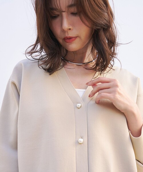 UNFILO(アンフィーロ)の「BEAUTY FORM KNIT Vカーディガン(ニット/セーター・レディース・ネイビー系/ブラック系/ダークブラウン系/ベージュ系・X-LARGE)」の11枚目の写真
