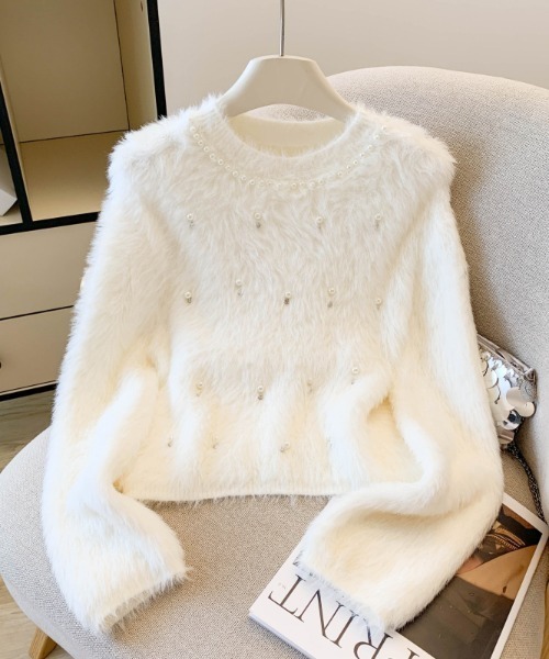 AMAJI(アマジ)の「パール付き クルーネック ルーズニットトップス(ニット/セーター・レディース・ホワイト/ブラック/ライトピンク・FREE)」の1枚目の写真