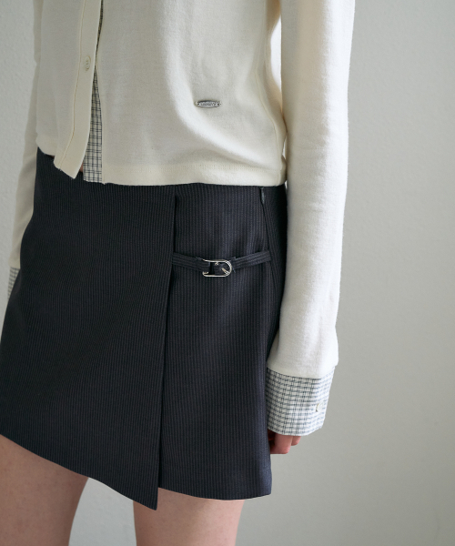 DEHEVE（デヘヴェ）の「Buckle Wrap Skirt Pants [Charcoal]（その他パンツ・レディース・チャコール・SMALL/MEDIUM）」の5枚目の写真