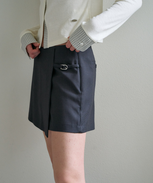 DEHEVE（デヘヴェ）の「Buckle Wrap Skirt Pants [Charcoal]（その他パンツ・レディース・チャコール・SMALL/MEDIUM）」の6枚目の写真