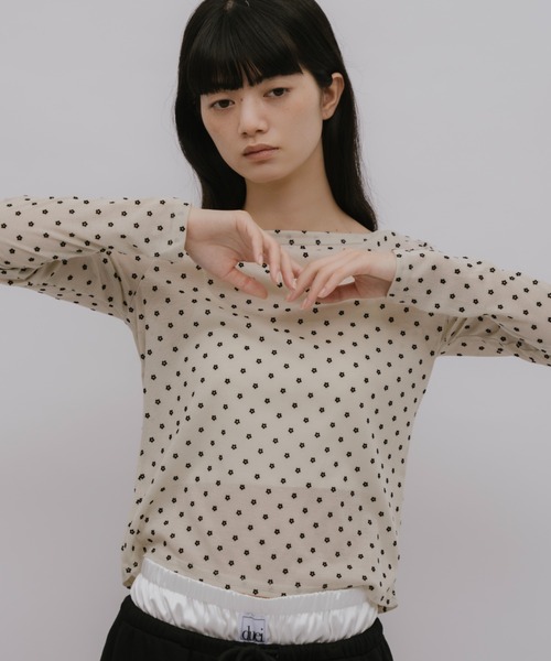 duei（デュイ）の「小花柄フロッキーロングスリーブTシャツ（Tシャツ/カットソー・レディース・グレー/ベージュ/ブラウン・FREE）」の3枚目の写真