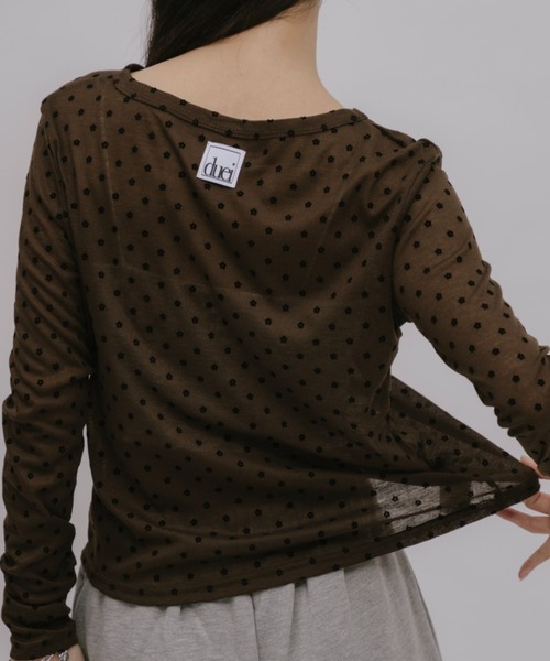 duei（デュイ）の「小花柄フロッキーロングスリーブTシャツ（Tシャツ/カットソー・レディース・グレー/ベージュ/ブラウン・FREE）」の2枚目の写真