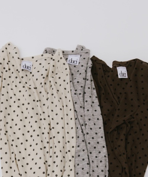 duei（デュイ）の「小花柄フロッキーロングスリーブTシャツ（Tシャツ/カットソー・レディース・グレー/ベージュ/ブラウン・FREE）」の4枚目の写真